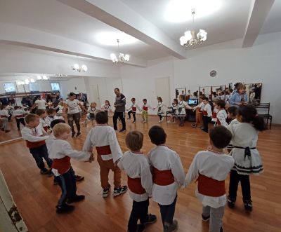 Да потанцуваме ръченица и право хоро - ДГ 133 Зорница - София, Изгрев